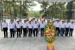 Video: EVNNPT dâng hương tại Nghĩa trang liệt sĩ Trường Sơn 