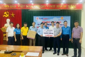 Hỗ trợ máy tính và kinh phí xây nhà tình nghĩa cho người dân Tương Dương – Nghệ An