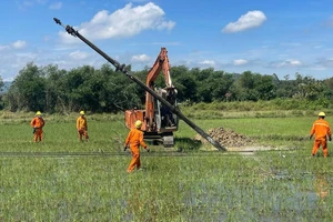 Cán bộ PC Đắk Nông đội nắng, ăn cơm hộp khắc phục sự cố mất điện ở Quảng Nam