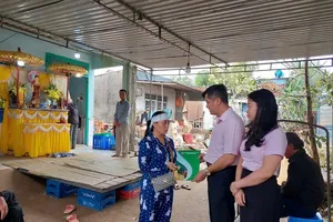 Chi nhánh Ngân hàng chính sách xã hội TP Đà Nẵng hỗ trợ gia đình các nạn nhân trong mưa lũ