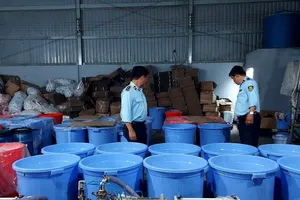 Phát hiện 5 xưởng sản xuất, kho chứa dầu gội, mỹ phẩm ‘có vấn đề’ tại TP.HCM