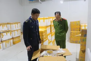 Xe tải chở hơn 6 tấn thịt gà, giò heo, dồi sụn bốc mùi đi tiêu thụ