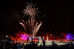 Trung tâm mới rực sáng pháo hoa và nhạc nước đón năm mới 