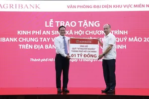 Agribank trao tặng 01 tỉ đồng cho Quỹ vì người nghèo TP.HCM 