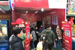 Người chơi “săn” vé số Vietlott “xin vía thần tài” 