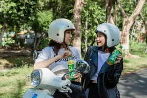 Người trẻ chọn cách làm việc ‘work smart’ để thưởng trà, giải tỏa căng thẳng giữa thiên nhiên