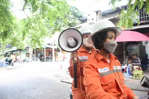 Nhân viên điện lực Hà Nội chạy khắp phố dùng loa nhắc tiết kiệm điện 