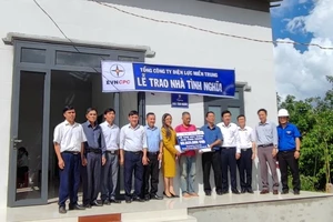 PC Đắk Nông bàn giao cho người dân 17 ngôi nhà kiên cố 