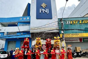 Cơ hội sở hữu tranh mạ vàng tại Trung tâm Kim hoàn PNJ Cần Thơ