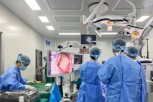 Người bệnh hát trong lúc được robot AI mổ não