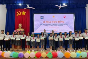Trao 500 suất học bổng Saigontourist Group vì Cộng đồng tại Bến Tre và Tây Ninh