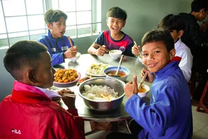 CHIN-SU trao ‘Một triệu bữa cơm có thịt’ tiếp sức giấc mơ con chữ cho học trò vùng cao