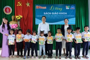 Hơn 100.000 bộ sách giáo khoa ‘tiếp bước’ học sinh khó khăn đến trường