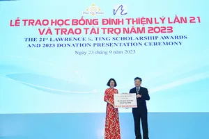 Công ty Phú Mỹ Hưng và Quỹ Đinh Thiện Lý trao học bổng gần 8 tỷ đồng