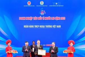 Vietcombank lần thứ tư nhận bằng khen ‘Doanh nghiệp tiêu biểu vì người lao động’