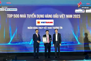 Vietbank nhận cú đúp giải thưởng: Top 100 nhà tuyển dụng hàng đầu Việt Nam và Top 10 Nơi làm việc tốt nhất Việt Nam năm 2023