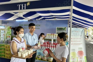 Festival Lúa gạo 2023: Người dân xếp hàng mua nước gạo rang TH true RICE