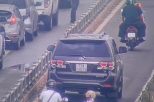 Xử nghiêm ô tô đi vào đường 2 bánh đường dẫn cao tốc 