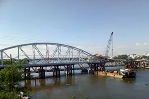 Cảnh công trường cầu đường sắt Bình Lợi mới chậm tiến độ