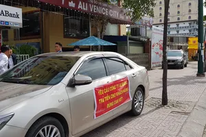 Khách hàng đến trụ sở Alibaba căng băng rôn đòi tiền