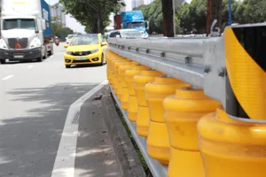 2 dãy hộ lan bánh xoay chống lật xe đầu tiên ở TP.HCM