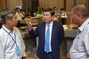 Chủ tịch UBND TP.HCM Nguyễn Thành Phong trao đổi với các đại biểu tại hội nghị