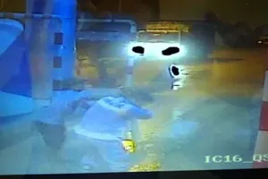 Đặt vòng hoa viếng đám ở trạm điều hành cao tốc để đe dọa