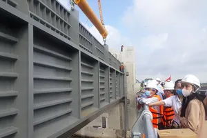 Lắp cửa van ngăn triều lớn nhất Việt Nam