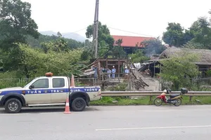 Tháo dỡ hàng quán mở trái phép trên cao tốc Nội Bài-Lào Cai