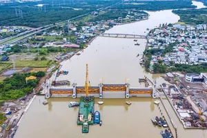 Cận cảnh 6 cống 'khổng lồ' dự án 10.000 tỉ ở cửa ngõ sông
