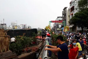 Chợ hoa xuân 'trên bến dưới thuyền' nhộn nhịp chiều 30 tết