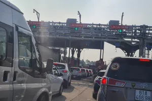 Kiến nghị ban hành hướng dẫn xả trạm thu phí khi kẹt cao tốc