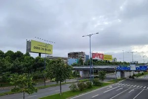 Biển quảng cáo tiền tỉ 'trơ khung' vì COVID-19