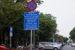 Sở GTVT TP.HCM không đồng ý cho tạm ngưng thu phí đỗ xe ô tô dưới lòng đường 