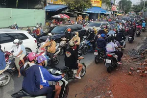 Ảnh: Nhiều tuyến đường liên quan ùn ứ trong ngày đầu cấm xe qua cầu vượt Nguyễn Hữu Cảnh