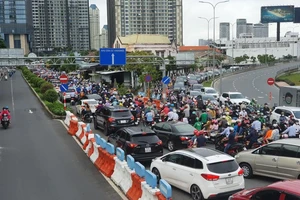 Toàn cảnh vụ cầu vượt Nguyễn Hữu Cảnh đứt cáp ngầm