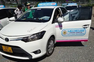 Kiến nghị xe taxi dán thêm thông tin phản quang ở kính trước, sau