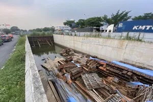 Ngổn ngang trên đại lộ lớn nhất phía Nam TP.HCM