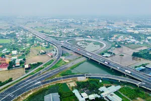 Ngắm đoạn cao tốc Bến Lức - Long Thành dự kiến khai thác vào tháng 11