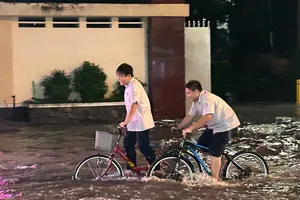 Mưa kéo dài gây ngập nhiều nơi ở TP.HCM