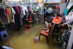 Ngày thứ 3 liên tiếp, người dân nhiều nơi TP.HCM khổ sở sống chung triều cường 