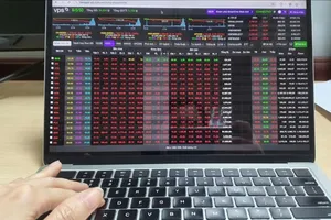VN-Index lao dốc phiên thứ 4, gần 60 mã giảm sàn trong 'biển lửa'