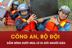 Cảm động công an, bộ đội dầm mình dưới mưa lũ sơ tán người dân