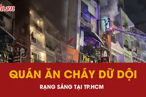 Cháy quán ăn dữ dội lúc rạng sáng tại TP.HCM