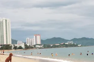 Người dân TP Nha Trang háo hức tắm biển. Ảnh: CÔNG NGUYÊN