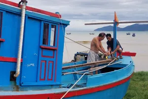 Ngư dân Khánh Hòa gia cố để đảm bảo an toàn cho tàu đánh cá. Ảnh: CÔNG NGUYÊN