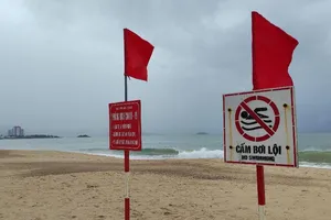 Biển TP Nha Trang cấm tắm biển đảm bảo an toàn. Ảnh: CÔNG NGUYÊN