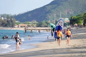 Du khách trên bãi biển Nha Trang (ảnh: Công Nguyên)