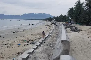 Bãi biển Dốc Lết tang hoang (ảnh: Công Nguyên)