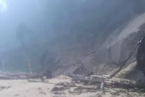 Sạt lở trên quốc lộ 27C qua Khánh Hòa (ảnh: CTV)